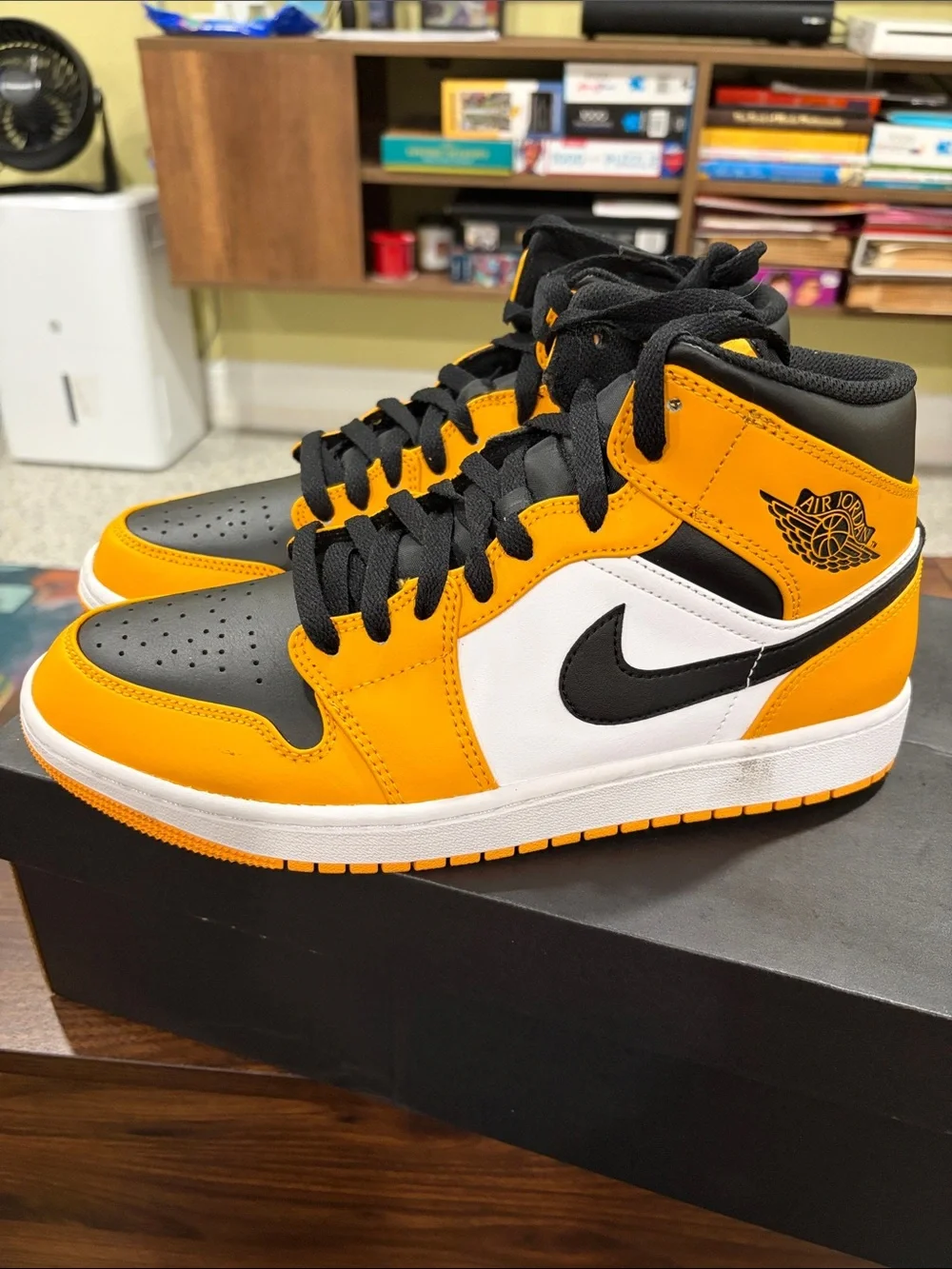 Air Jordan 1 Mid TAXI Sz 9.5 M